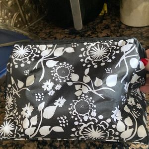 NWOT Thirty One Toiletry make up bag